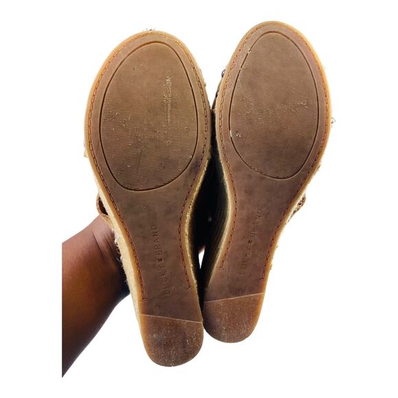 Pre-Owned Lucky Brand Women's Tan Side Studded Slip On Wedge Sandals Size 7.5M - Picture 5 of 9